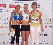 800m W40 medal ceremony